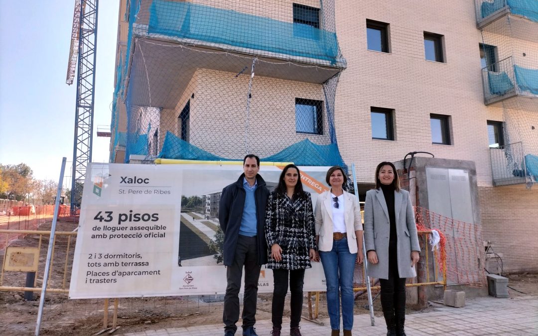 La alcaldesa de Sant Pere de Ribes, Abigail Garrido, visita el edificio Xaloc: 43 viviendas de HPO